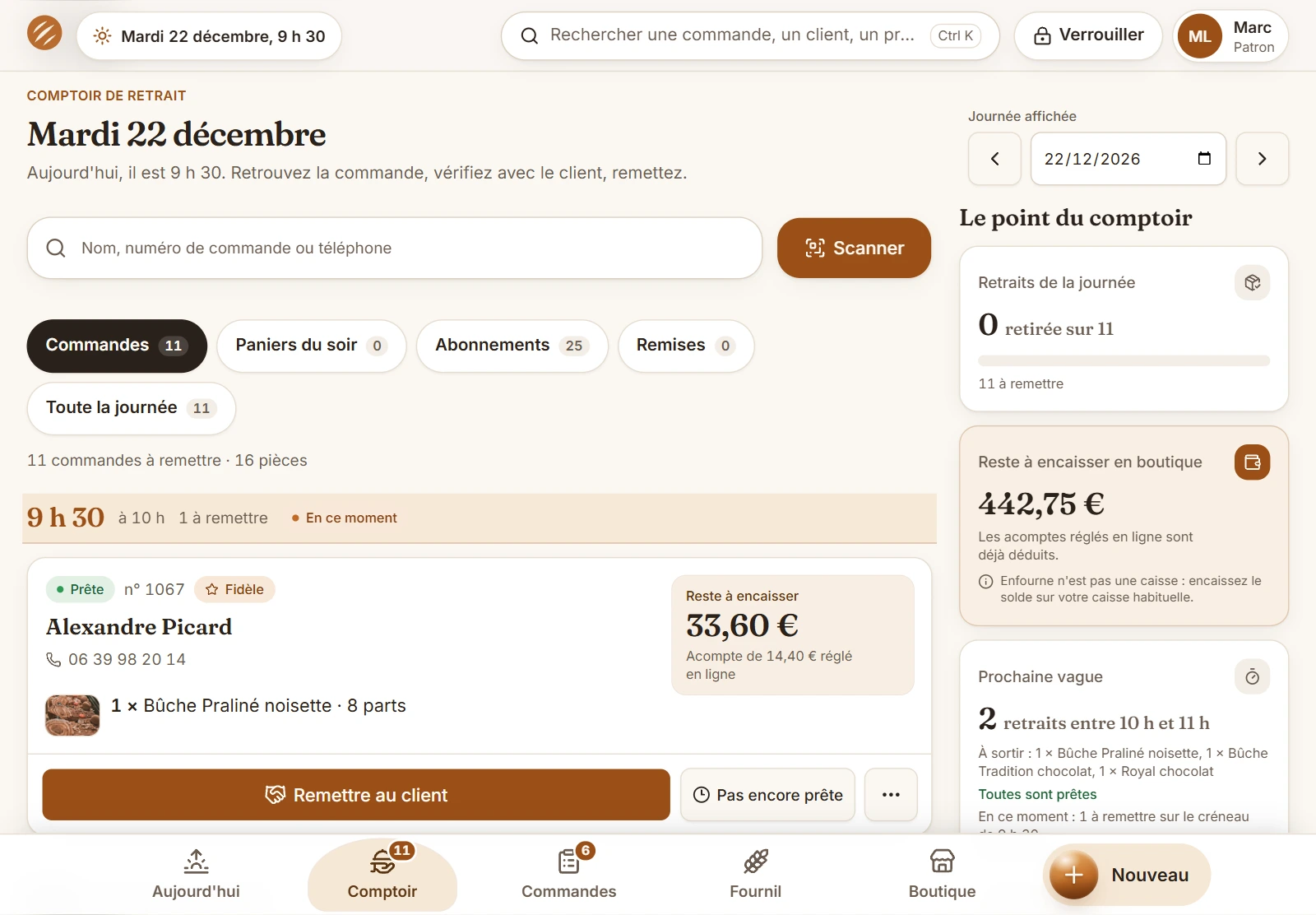 Le comptoir sur tablette : recherche par nom, numéro ou téléphone, bouton Scanner, une commande prête avec le reste à encaisser et le bouton Remettre au client, et le point du comptoir de la journée