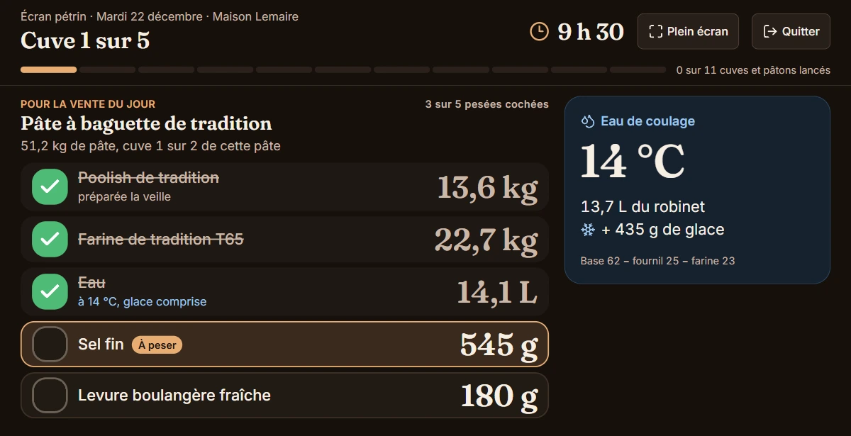 L'écran pétrin sur tablette : la cuve 1 sur 5, pâte à baguette de tradition, avec la poolish, la farine et l'eau déjà cochées, le sel fin à peser et l'eau de coulage à 14 °C avec 435 g de glace