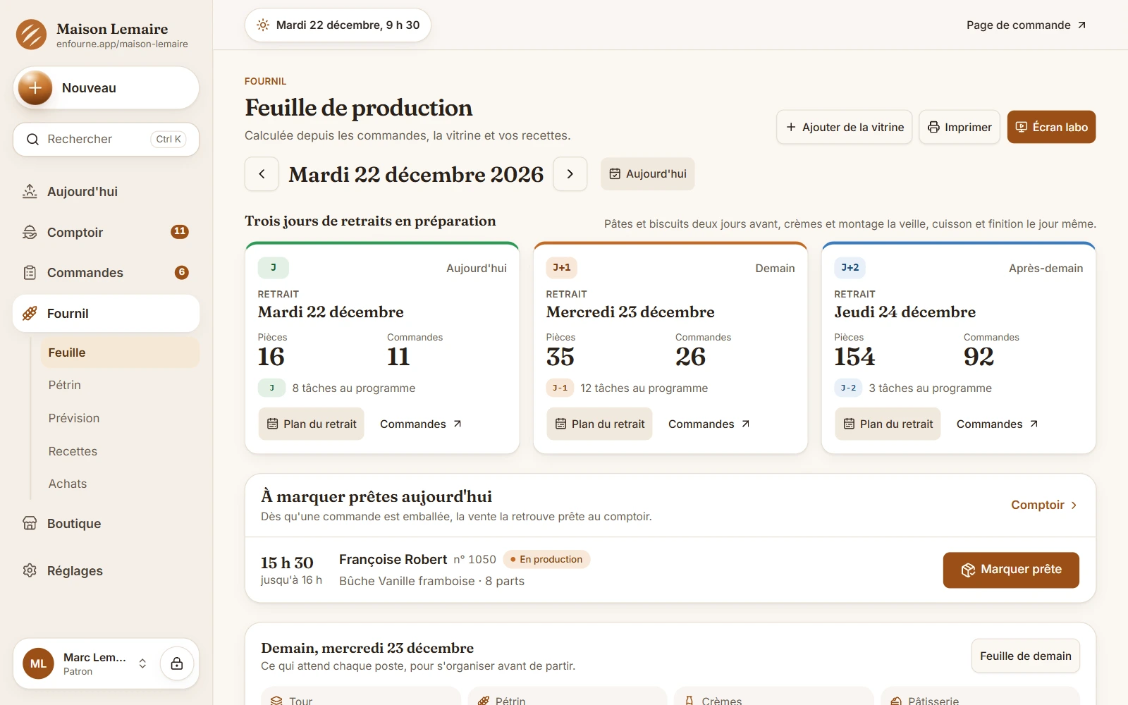 Feuille de production sur ordinateur : les pièces et les commandes des trois prochains jours de retrait, et la commande du jour à marquer prête
