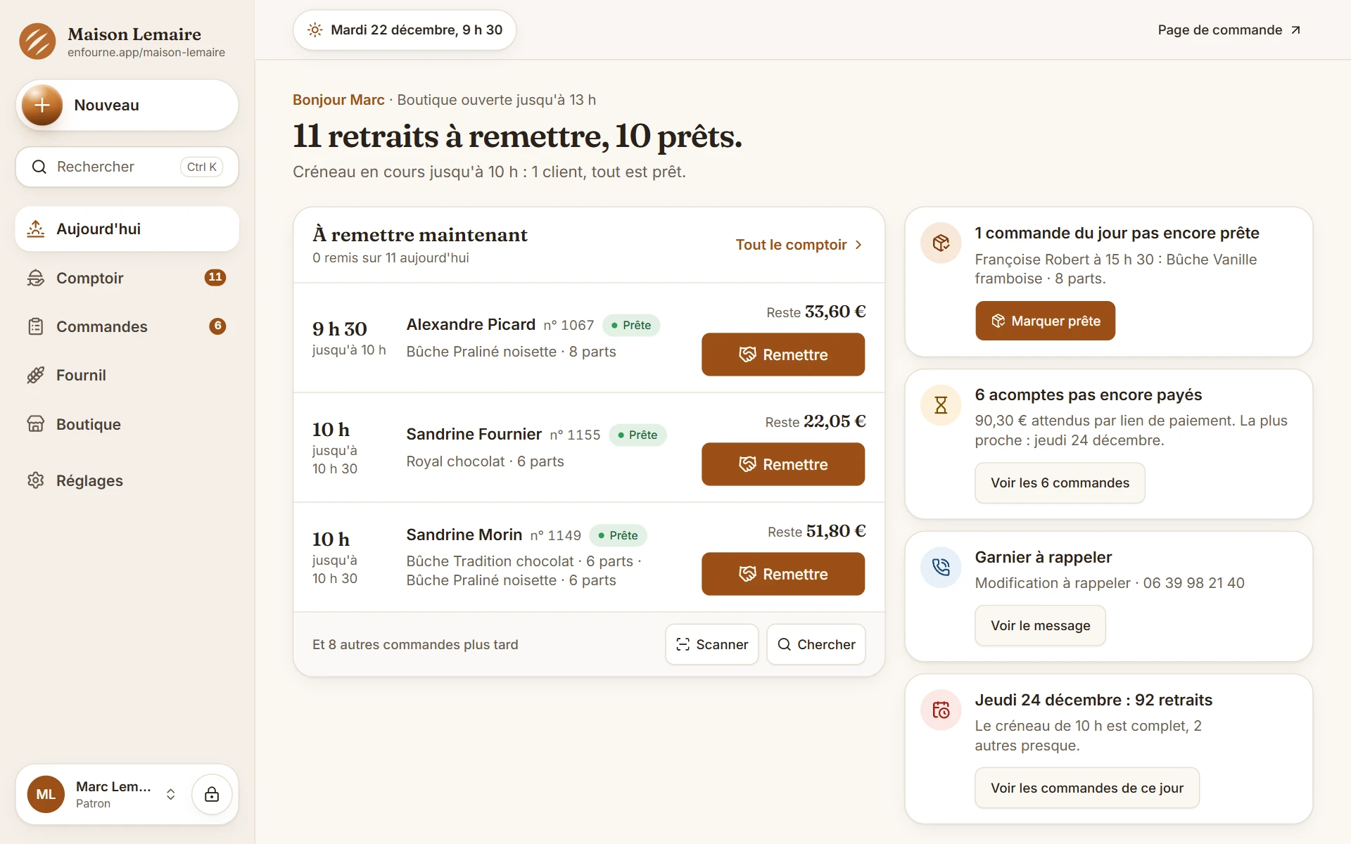 L'écran Aujourd'hui d'Enfourne sur ordinateur, à 9 h 30 : les retraits à remettre maintenant avec le reste à payer, la commande du jour pas encore prête, les acomptes en attente, un client à rappeler et les 92 retraits du jeudi 24 décembre